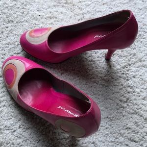 Pink pump with circle detail